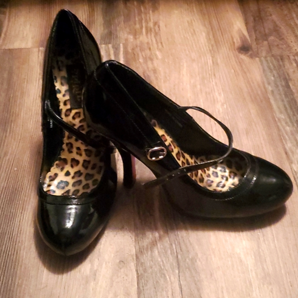 SPIRIT HALLOWEEN GLOSSY BLACK SZ 9 HIGH HEELS W/ RED BOTTOMS